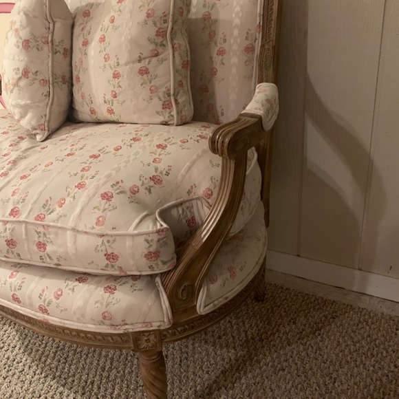 A small couch - Picture 4 of 4